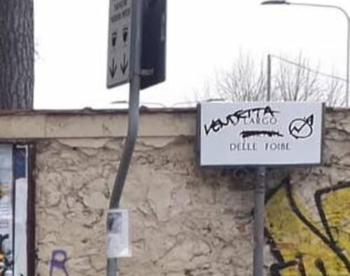 La targa vandalizzata a Firenze